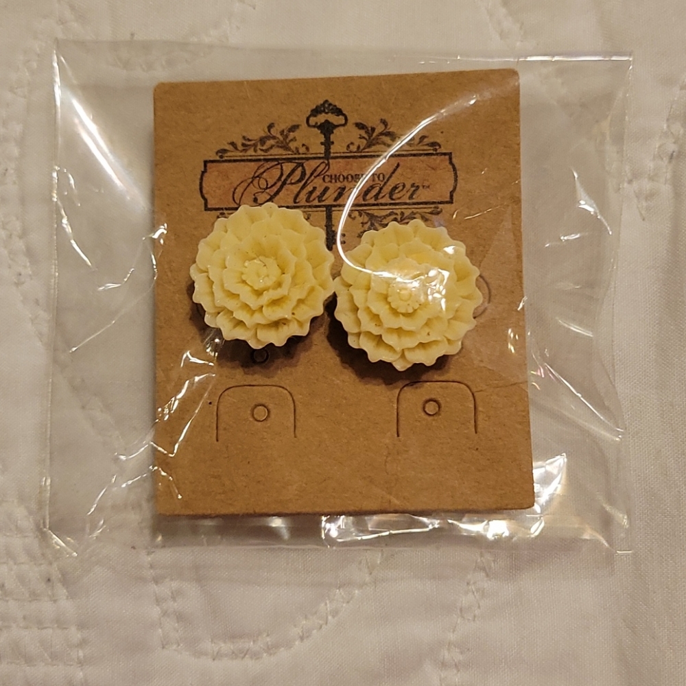 NEW PLUNDER CREAM FLOWER EARRINGS